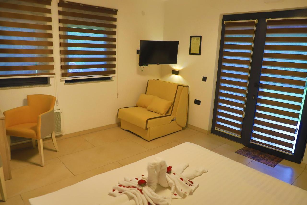 Oeneus Apartment *