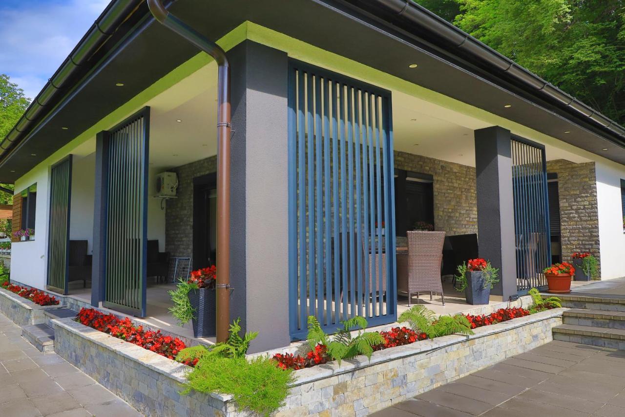 Oeneus Apartment *